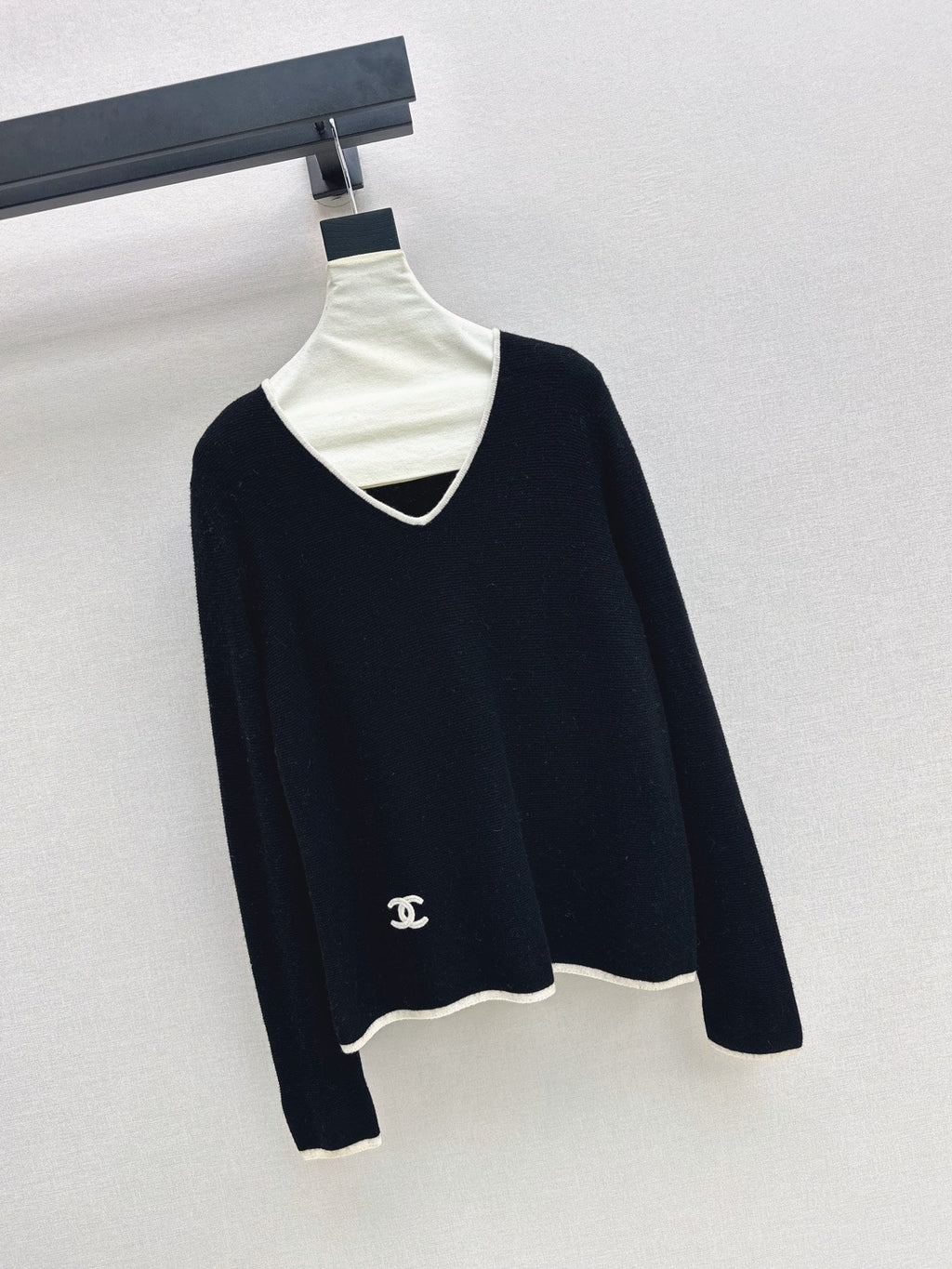 26Latest Autumn/Winter Classic Black & White Color-Block V-Neck Wool Knit Sweater