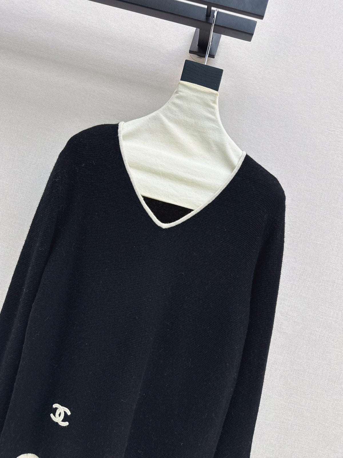 26Latest Autumn/Winter Classic Black & White Color-Block V-Neck Wool Knit Sweater