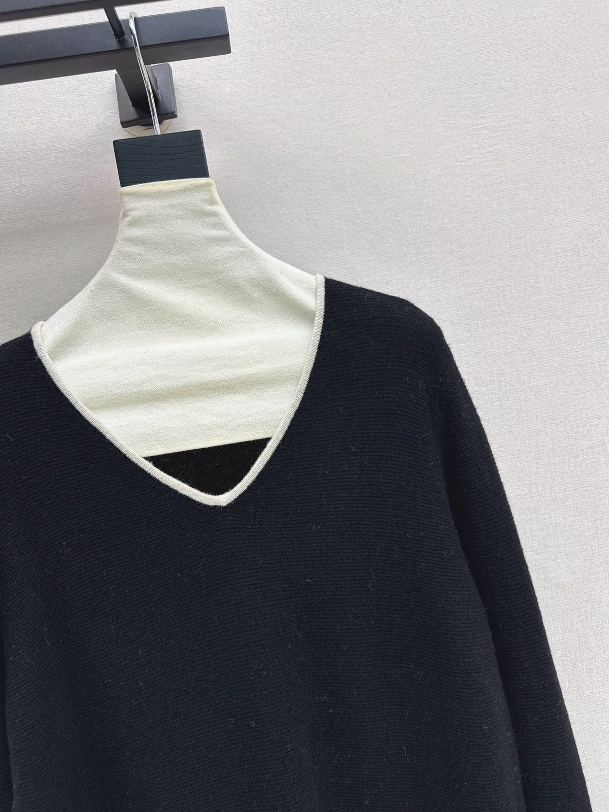 26Latest Autumn/Winter Classic Black & White Color-Block V-Neck Wool Knit Sweater