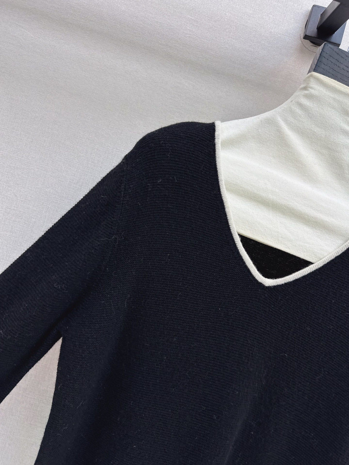 26Latest Autumn/Winter Classic Black & White Color-Block V-Neck Wool Knit Sweater