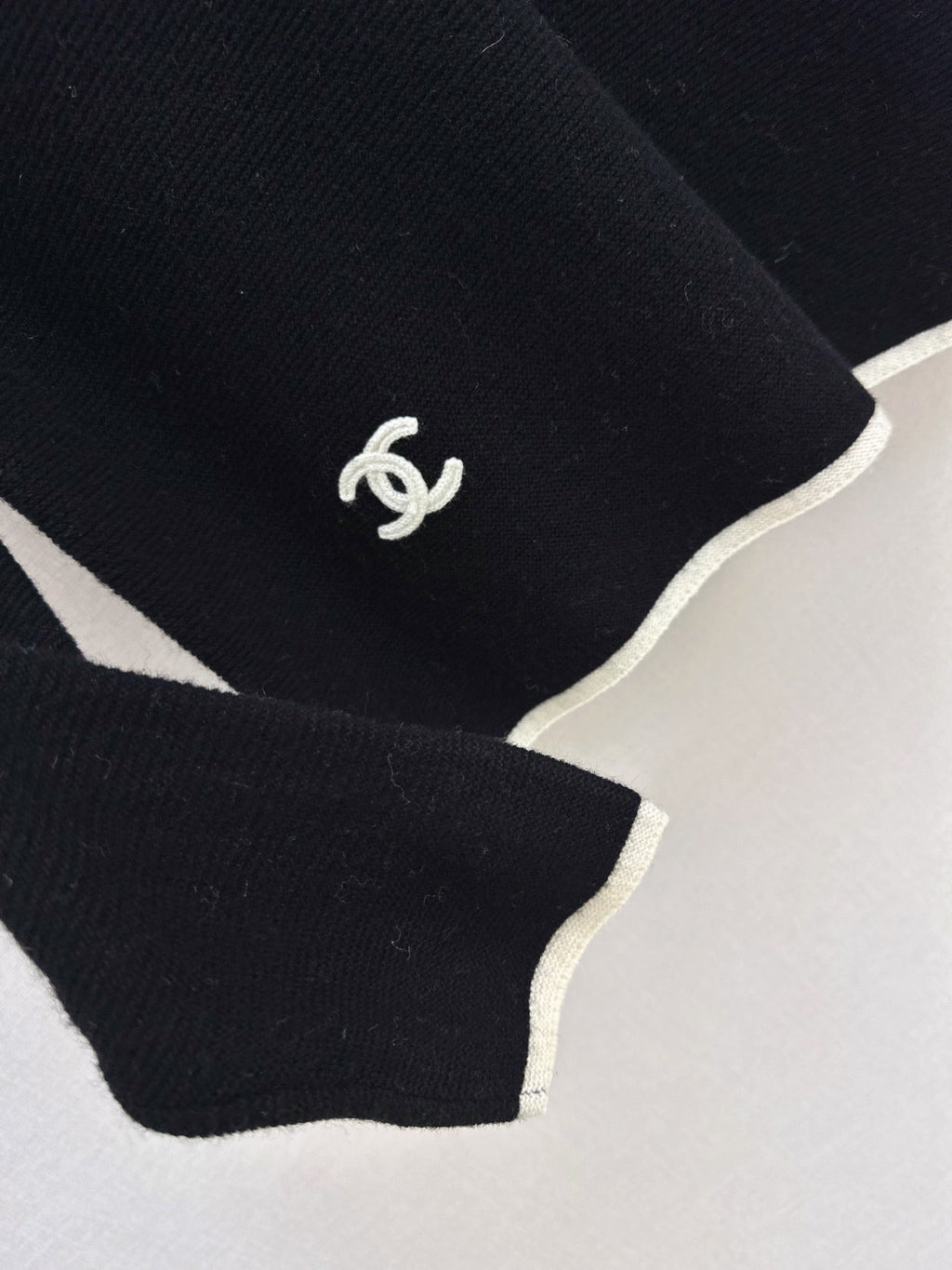 26Latest Autumn/Winter Classic Black & White Color-Block V-Neck Wool Knit Sweater