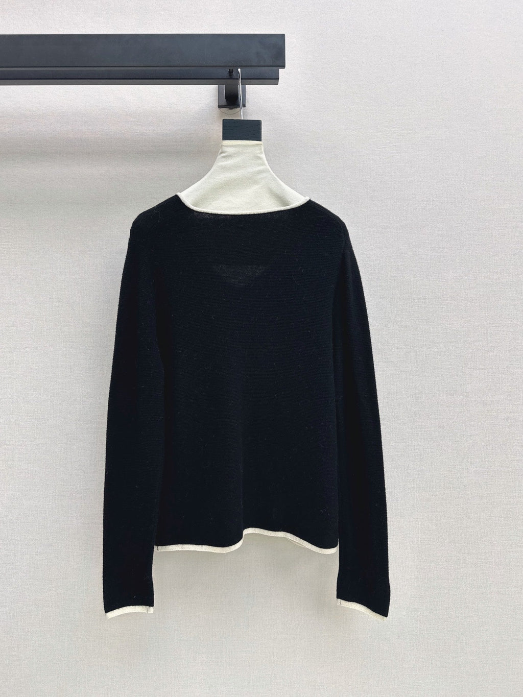 26Latest Autumn/Winter Classic Black & White Color-Block V-Neck Wool Knit Sweater