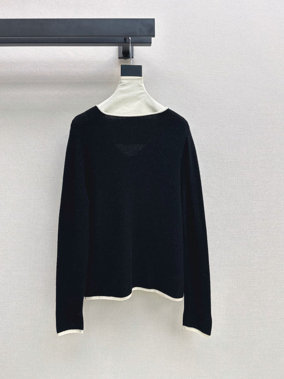 26Latest Autumn/Winter Classic Black & White Color-Block V-Neck Wool Knit Sweater