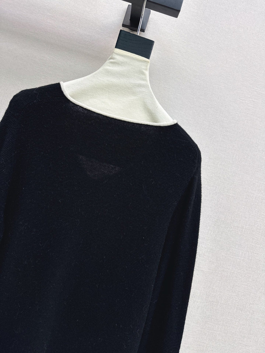 26Latest Autumn/Winter Classic Black & White Color-Block V-Neck Wool Knit Sweater