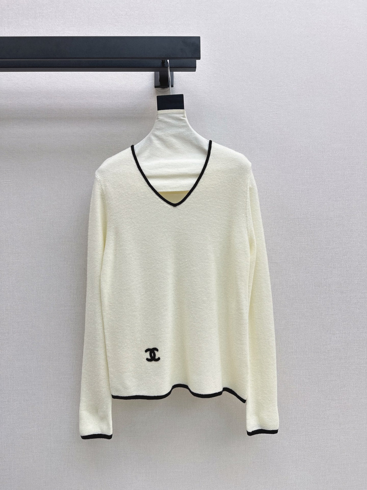 26Latest Autumn/Winter Classic Black & White Color-Block V-Neck Wool Knit Sweater