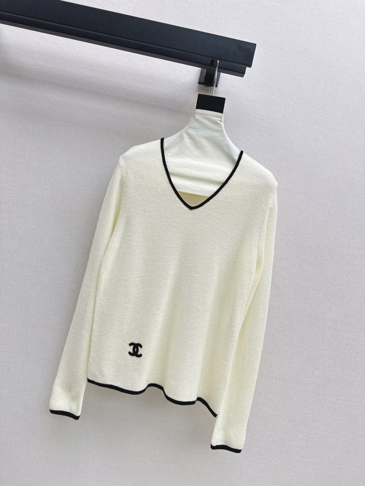26Latest Autumn/Winter Classic Black & White Color-Block V-Neck Wool Knit Sweater