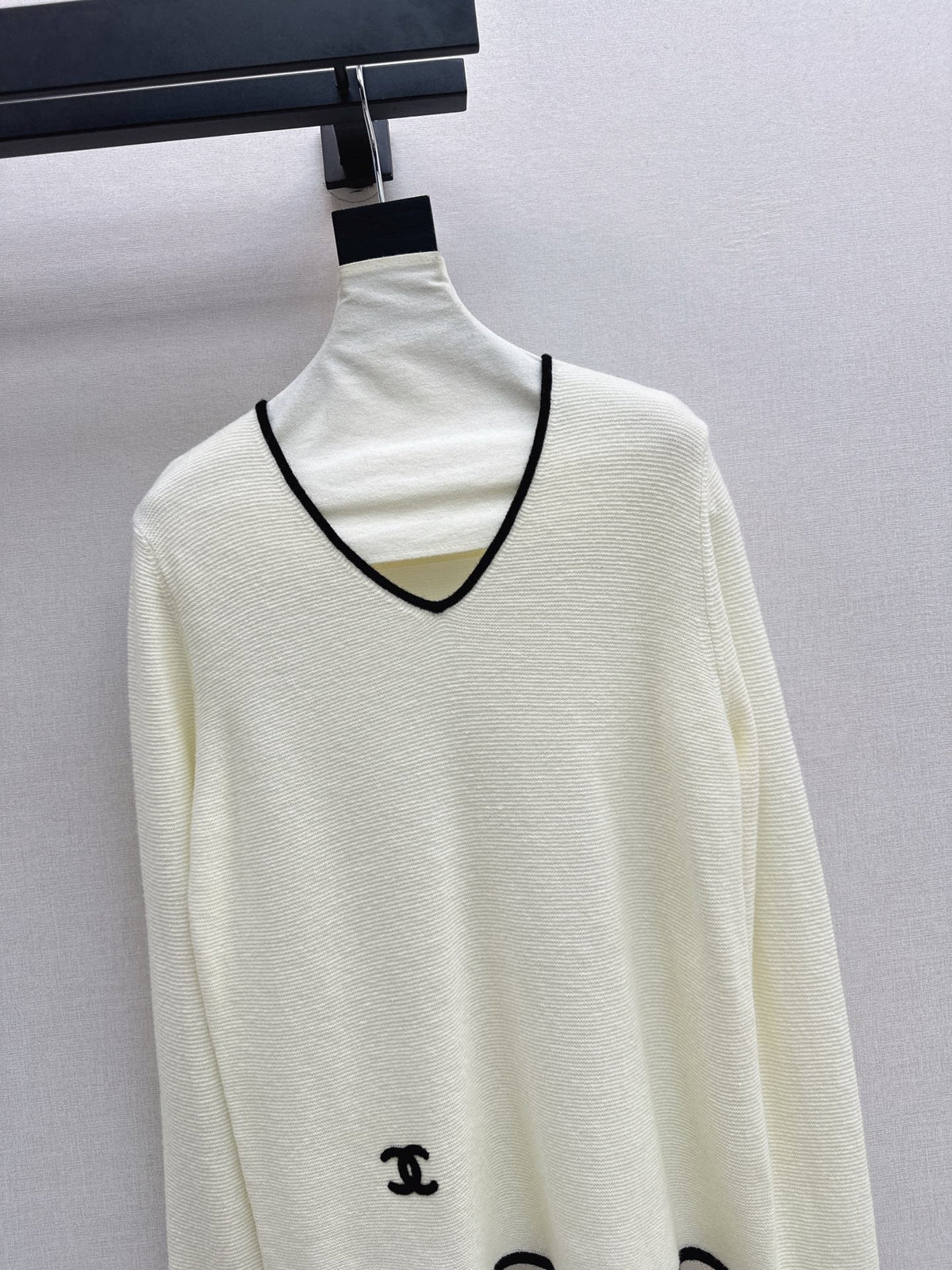 26Latest Autumn/Winter Classic Black & White Color-Block V-Neck Wool Knit Sweater