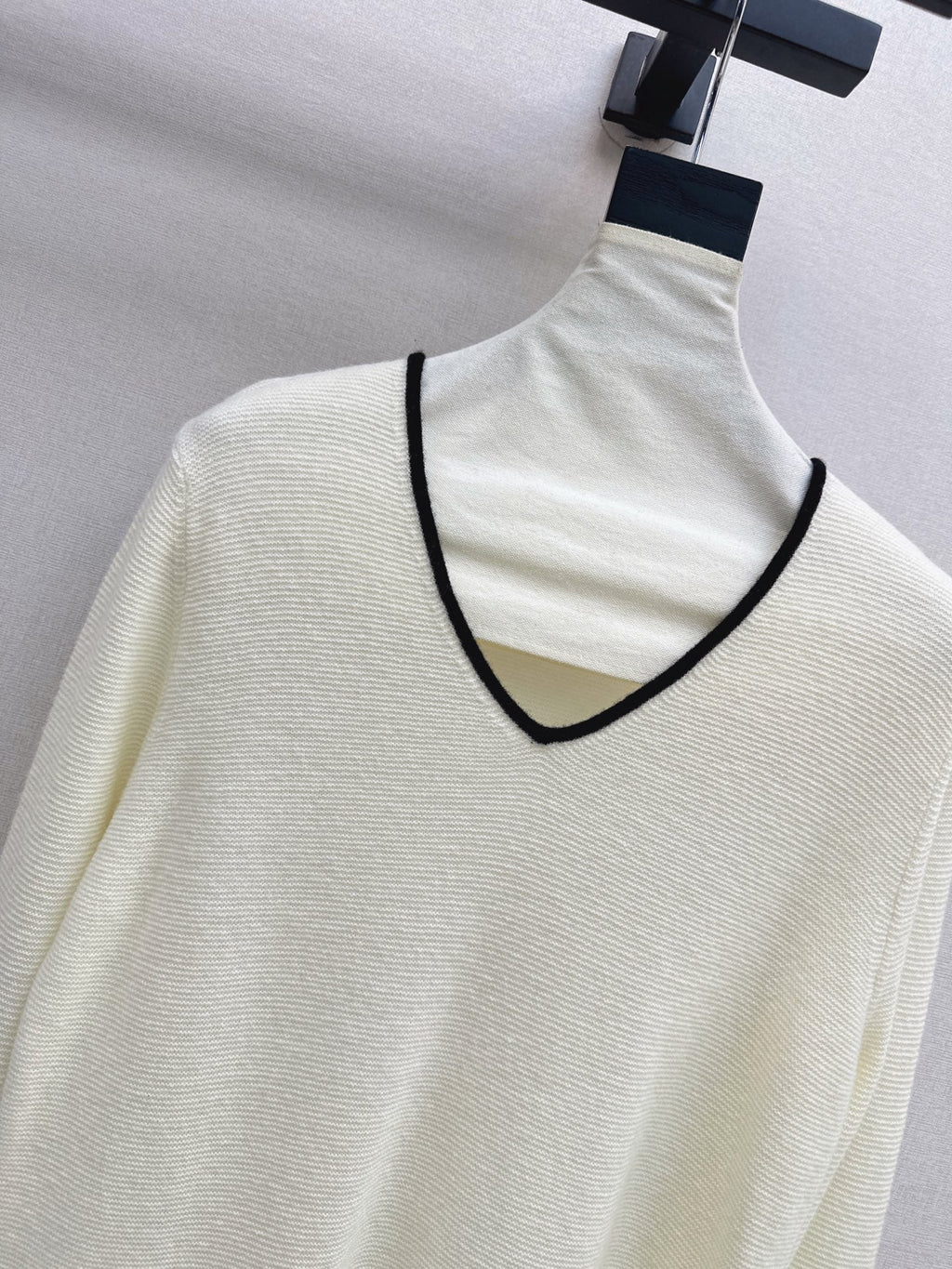 26Latest Autumn/Winter Classic Black & White Color-Block V-Neck Wool Knit Sweater