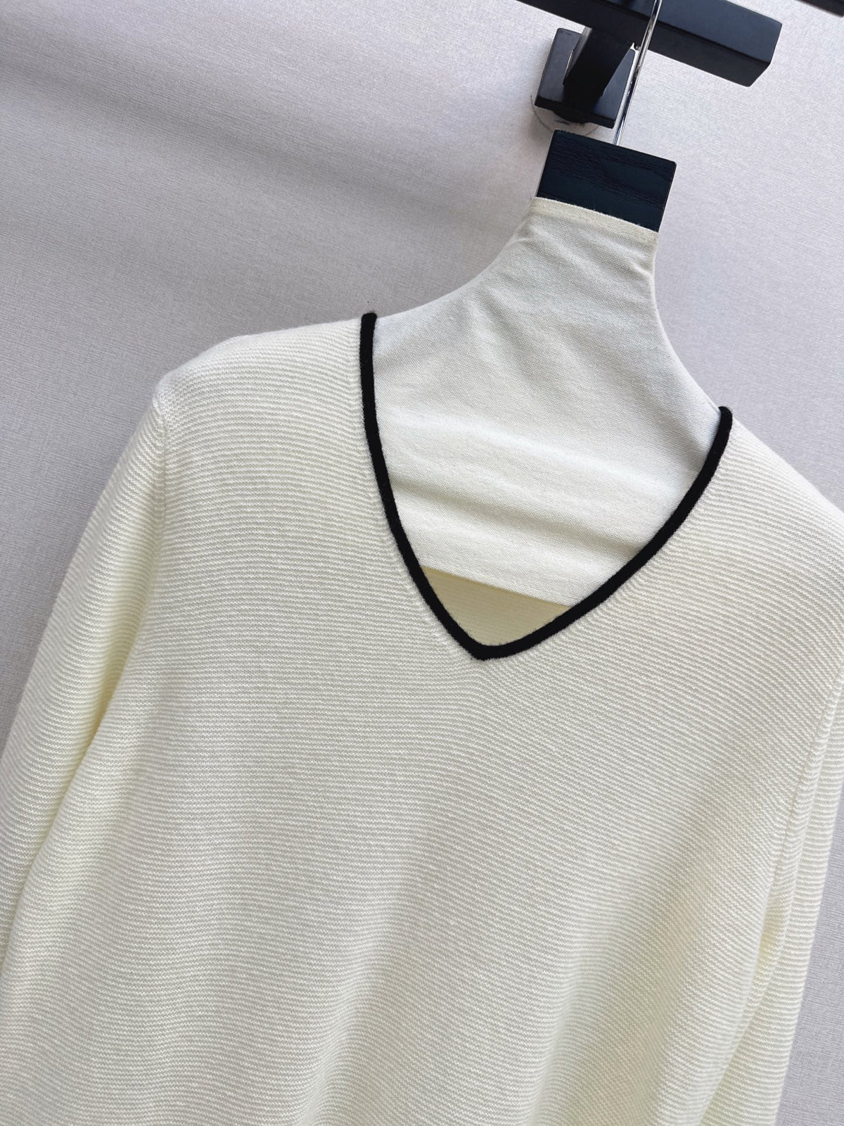 26Latest Autumn/Winter Classic Black & White Color-Block V-Neck Wool Knit Sweater
