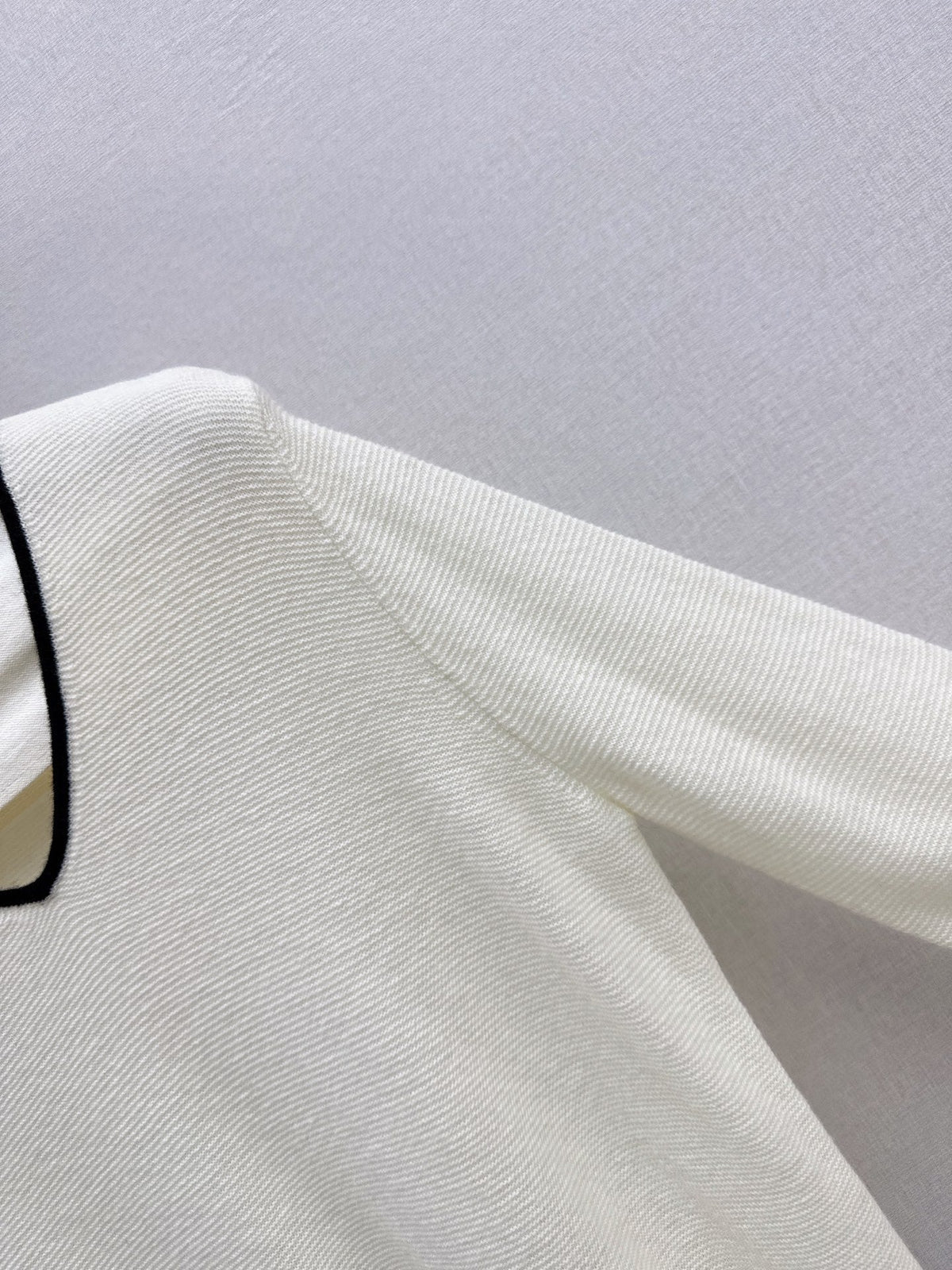 26Latest Autumn/Winter Classic Black & White Color-Block V-Neck Wool Knit Sweater