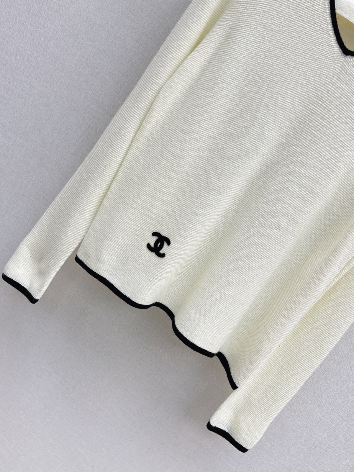 26Latest Autumn/Winter Classic Black & White Color-Block V-Neck Wool Knit Sweater