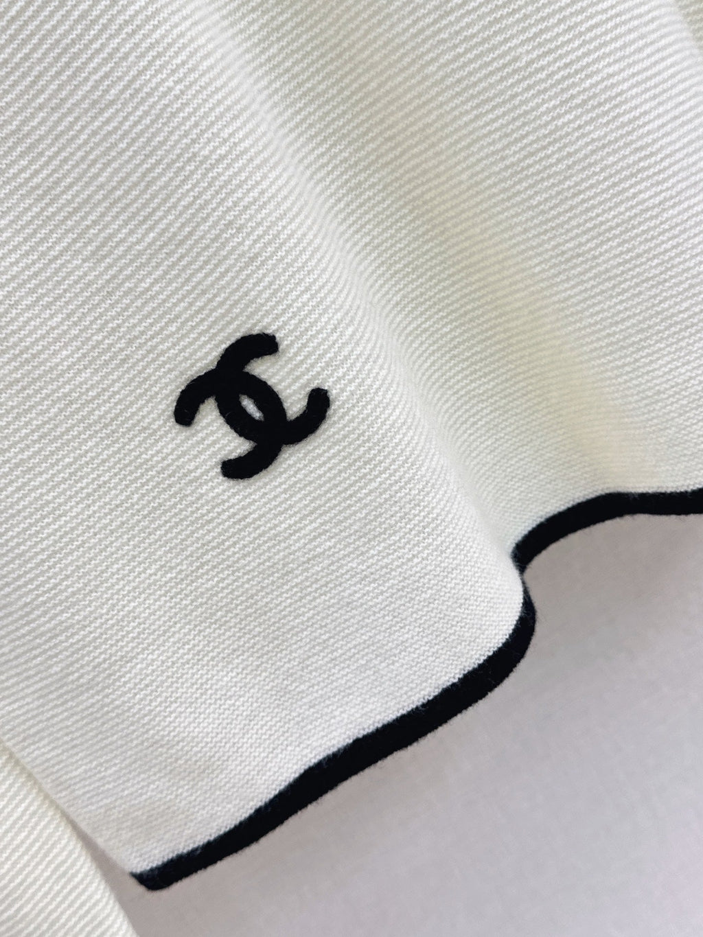 26Latest Autumn/Winter Classic Black & White Color-Block V-Neck Wool Knit Sweater