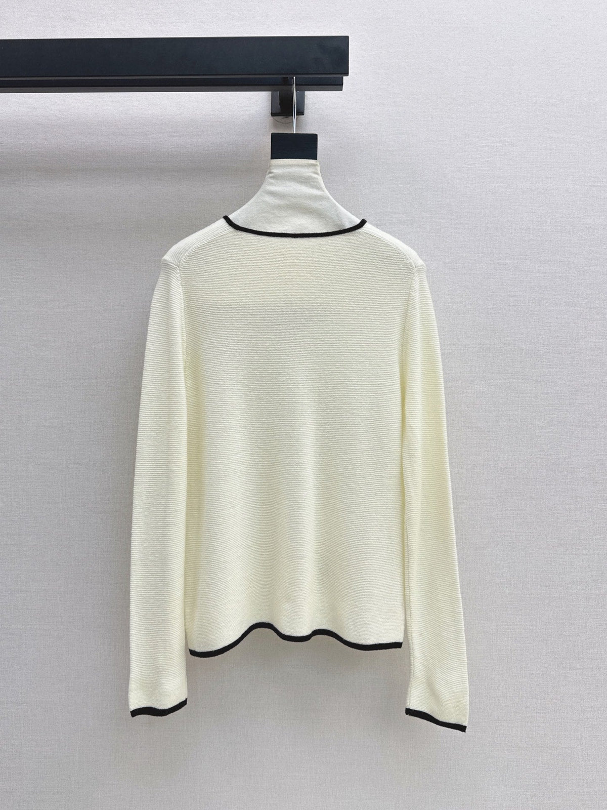 26Latest Autumn/Winter Classic Black & White Color-Block V-Neck Wool Knit Sweater