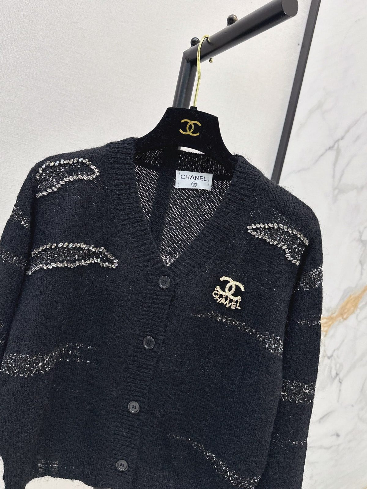 26Latest Autumn/Winter V-Neck Striped Long-Sleeve Knit Cardigan
