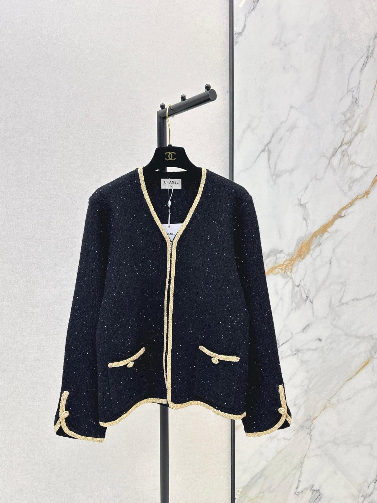 26Latest Autumn/Winter Cardigan: Vintage-Inspired Design with Gold Trim