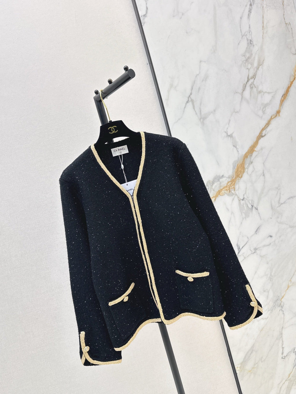 26Latest Autumn/Winter Cardigan: Vintage-Inspired Design with Gold Trim