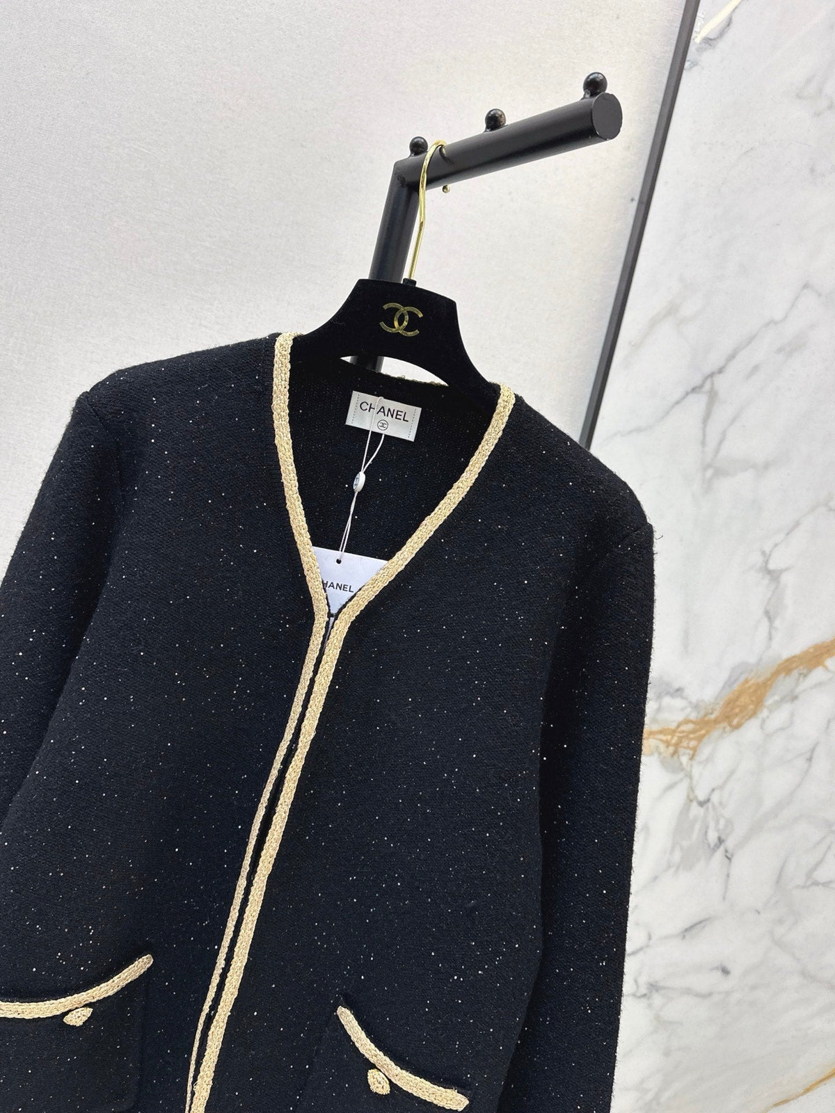 26Latest Autumn/Winter Cardigan: Vintage-Inspired Design with Gold Trim