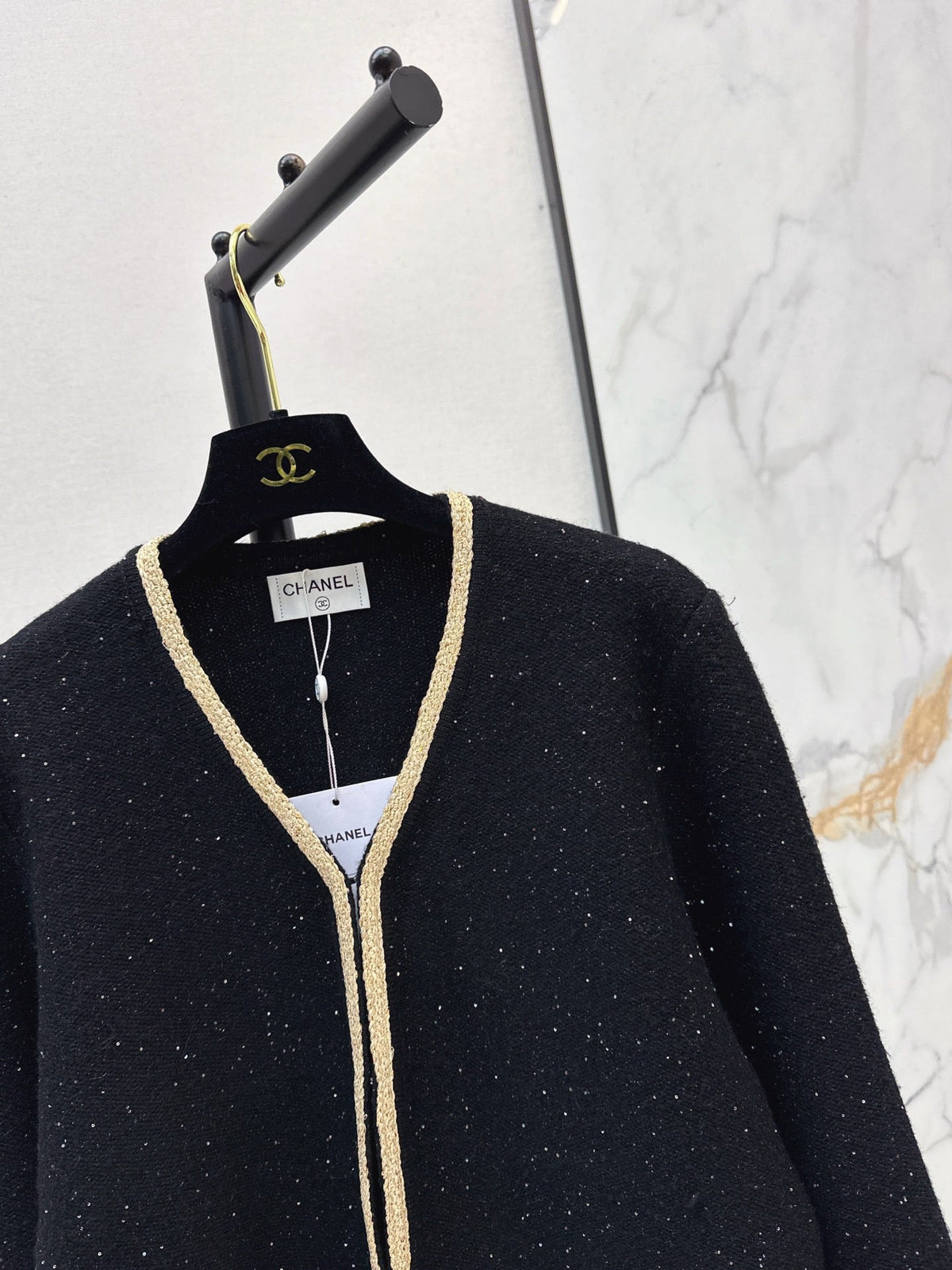 26Latest Autumn/Winter Cardigan: Vintage-Inspired Design with Gold Trim