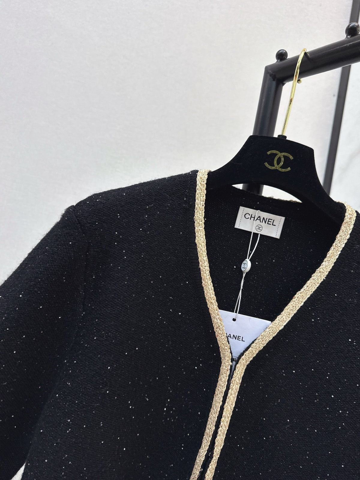 26Latest Autumn/Winter Cardigan: Vintage-Inspired Design with Gold Trim