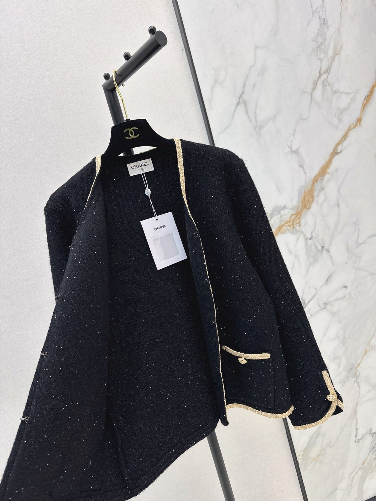 26Latest Autumn/Winter Cardigan: Vintage-Inspired Design with Gold Trim