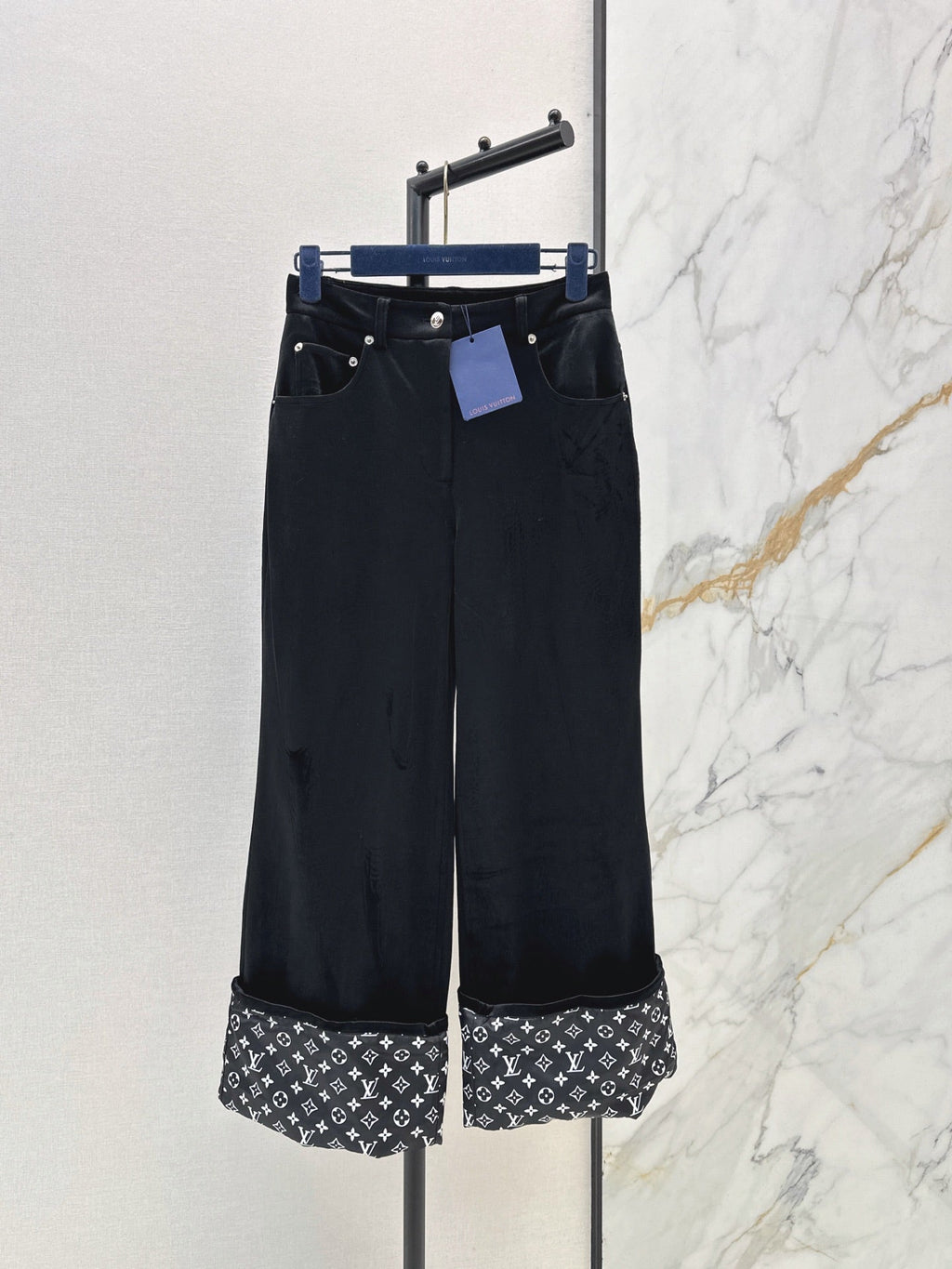 26Latest Autumn/Winter High-Waisted Cuffed Trousers with Logo Monogram Print