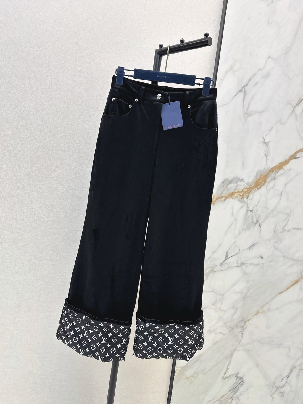 26Latest Autumn/Winter High-Waisted Cuffed Trousers with Logo Monogram Print