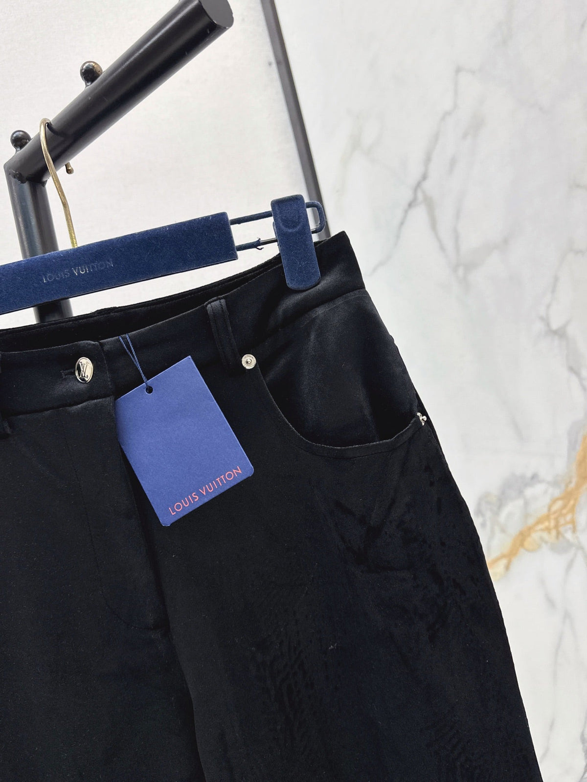 26Latest Autumn/Winter High-Waisted Cuffed Trousers with Logo Monogram Print