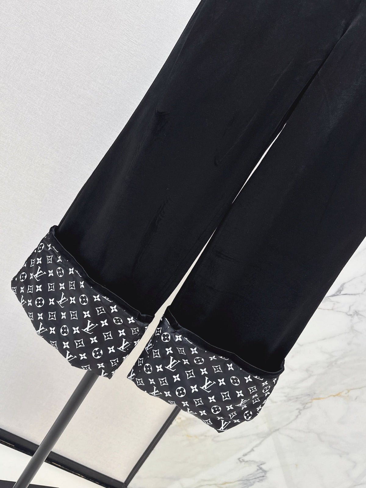 26Latest Autumn/Winter High-Waisted Cuffed Trousers with Logo Monogram Print