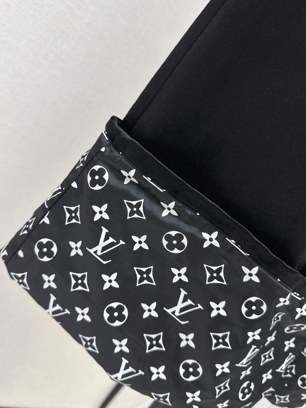 26Latest Autumn/Winter High-Waisted Cuffed Trousers with Logo Monogram Print