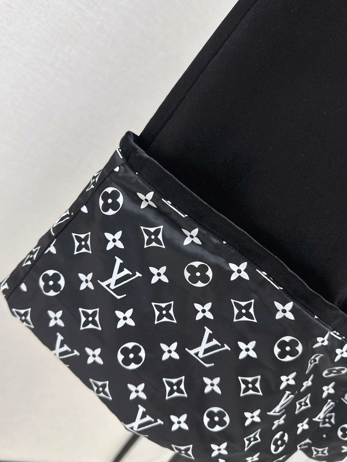 26Latest Autumn/Winter High-Waisted Cuffed Trousers with Logo Monogram Print