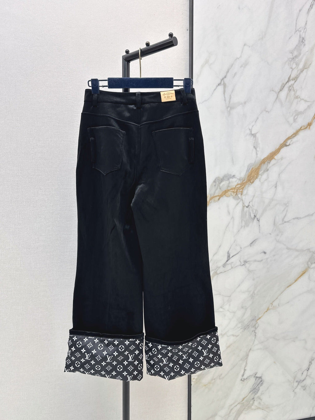 26Latest Autumn/Winter High-Waisted Cuffed Trousers with Logo Monogram Print