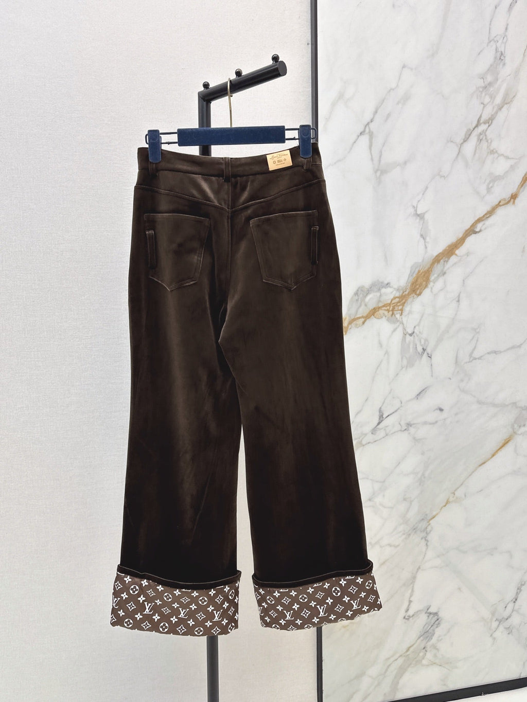 26Latest Autumn/Winter High-Waisted Cuffed Trousers with Logo Monogram Print