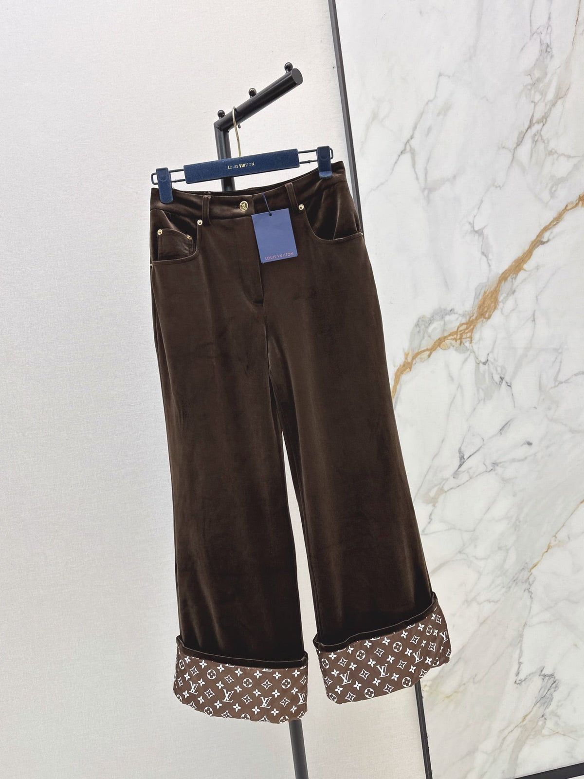26Latest Autumn/Winter High-Waisted Cuffed Trousers with Logo Monogram Print
