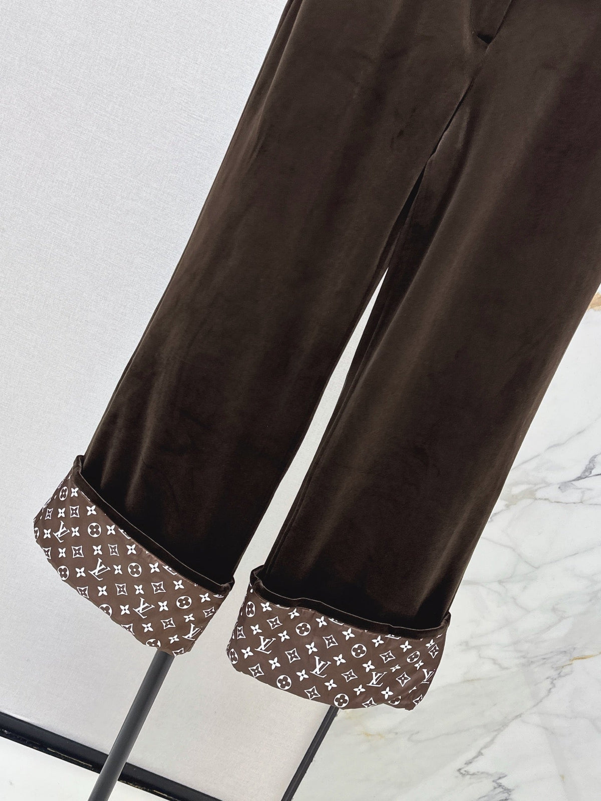 26Latest Autumn/Winter High-Waisted Cuffed Trousers with Logo Monogram Print