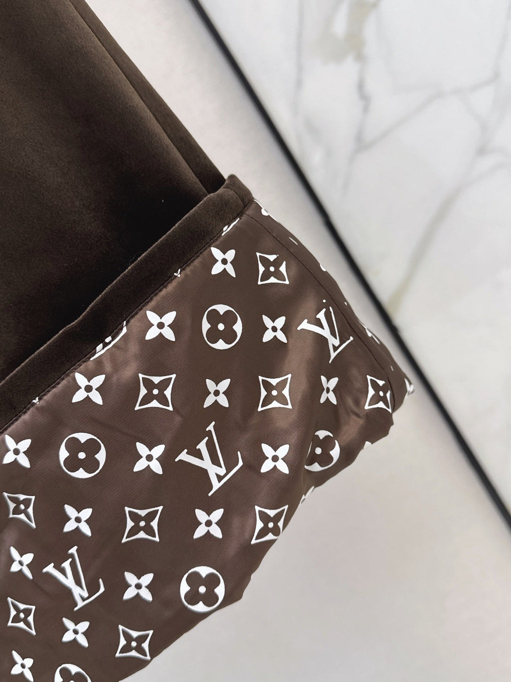 26Latest Autumn/Winter High-Waisted Cuffed Trousers with Logo Monogram Print