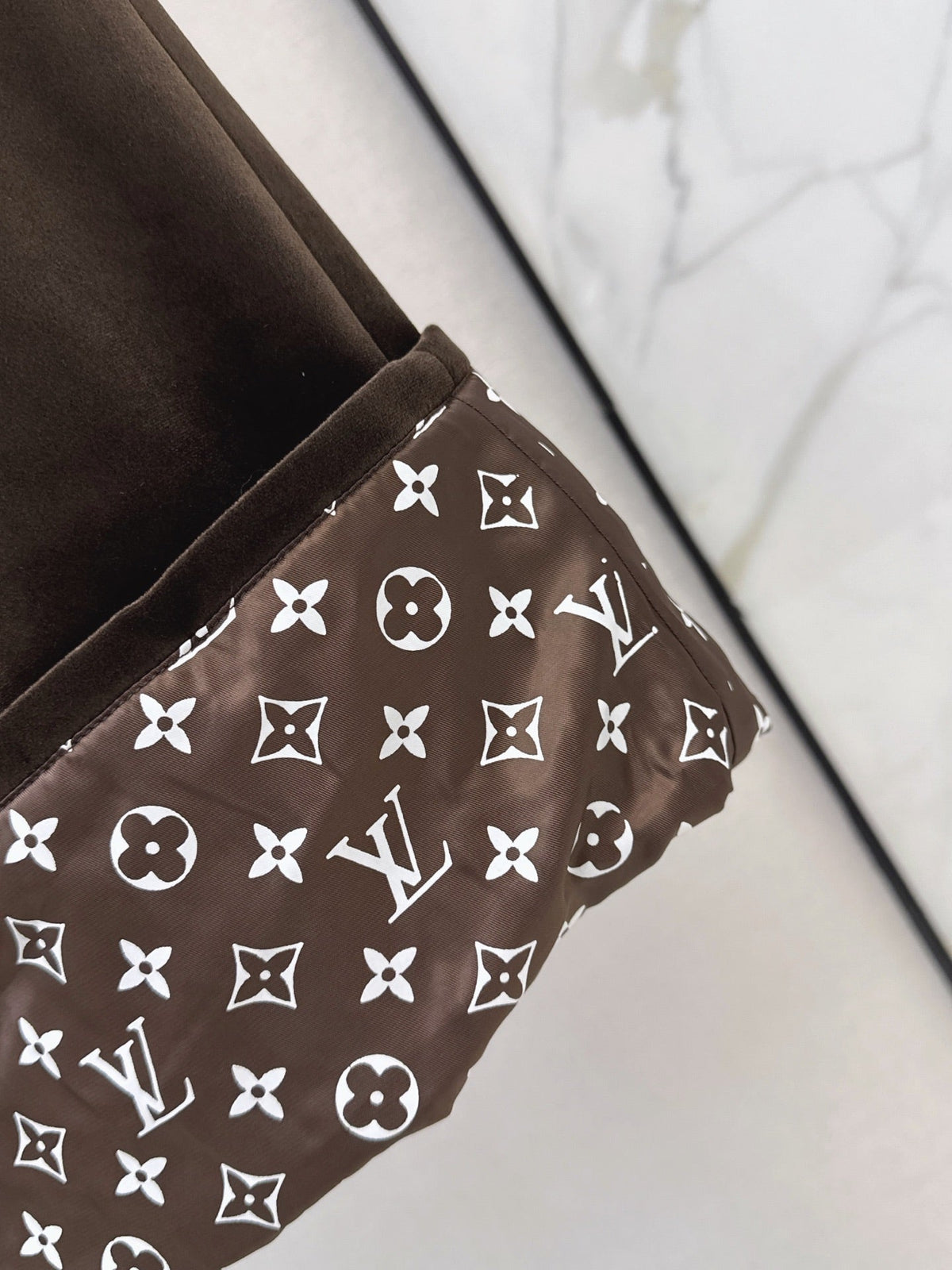 26Latest Autumn/Winter High-Waisted Cuffed Trousers with Logo Monogram Print