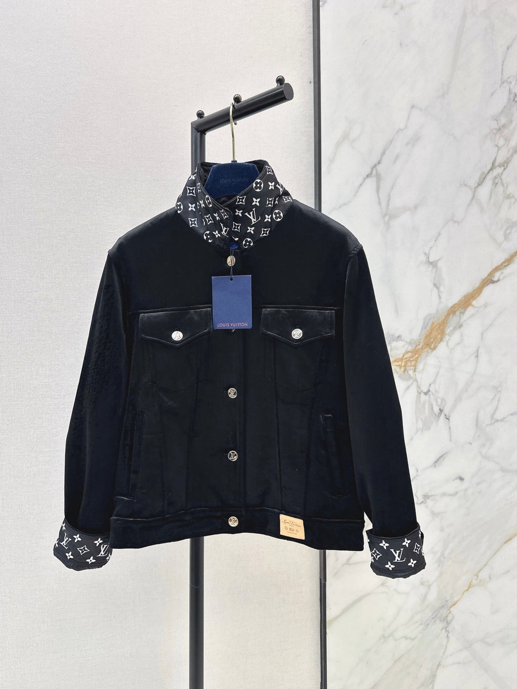 26Latest Autumn/Winter Jacket with Logo-Print Lining and Fold-Over Collar
