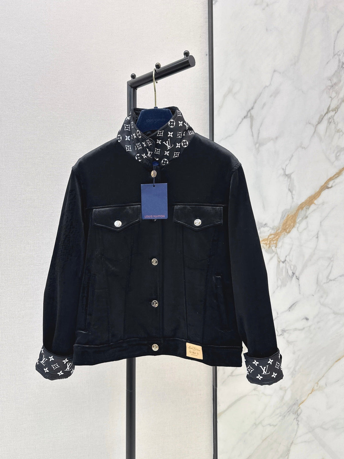 26Latest Autumn/Winter Jacket with Logo-Print Lining and Fold-Over Collar
