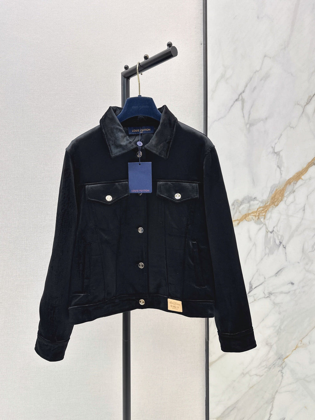 26Latest Autumn/Winter Jacket with Logo-Print Lining and Fold-Over Collar