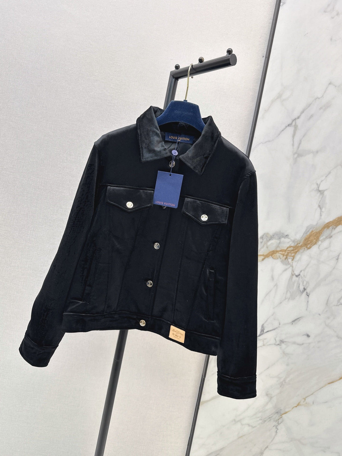 26Latest Autumn/Winter Jacket with Logo-Print Lining and Fold-Over Collar
