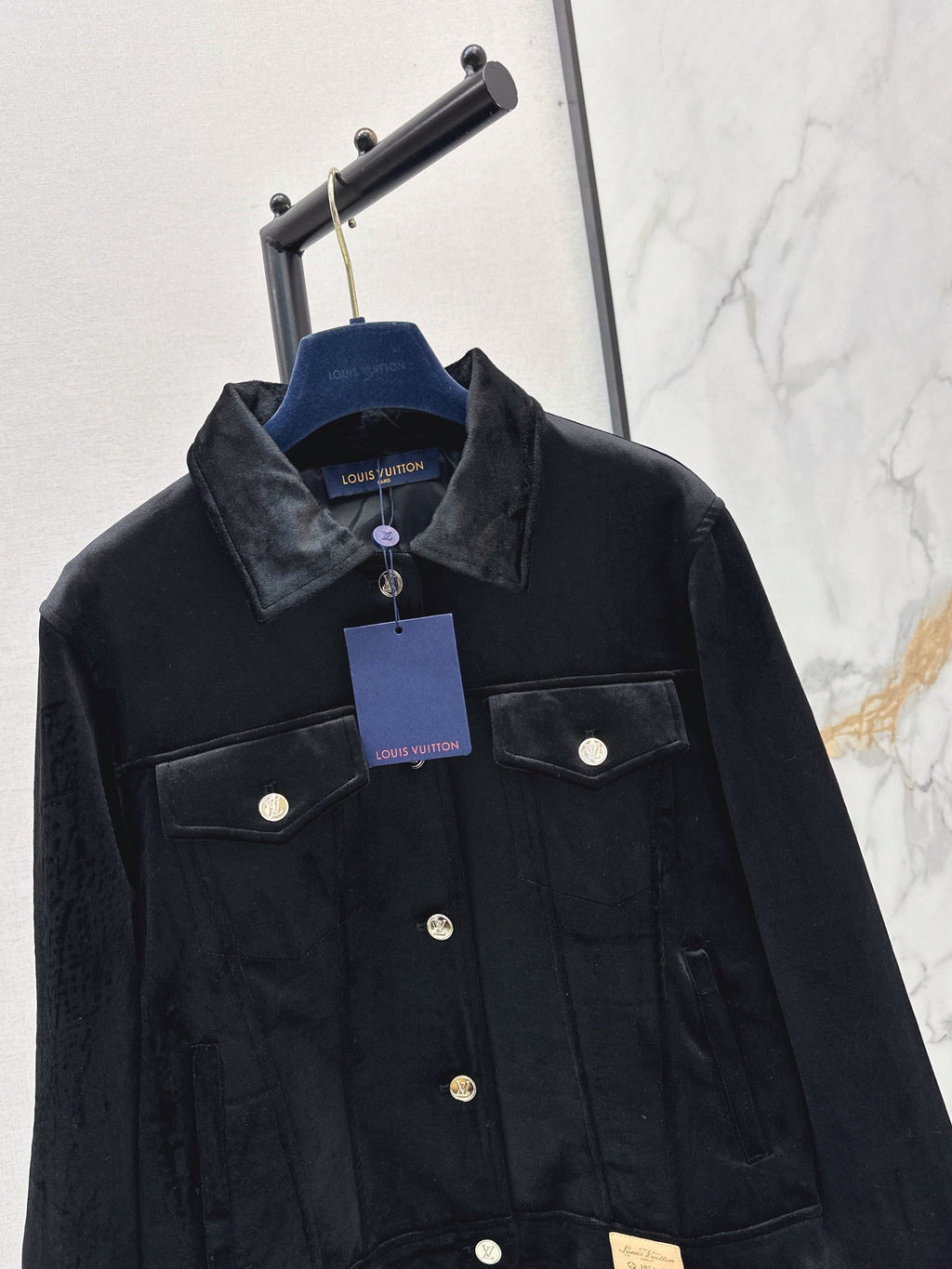 26Latest Autumn/Winter Jacket with Logo-Print Lining and Fold-Over Collar