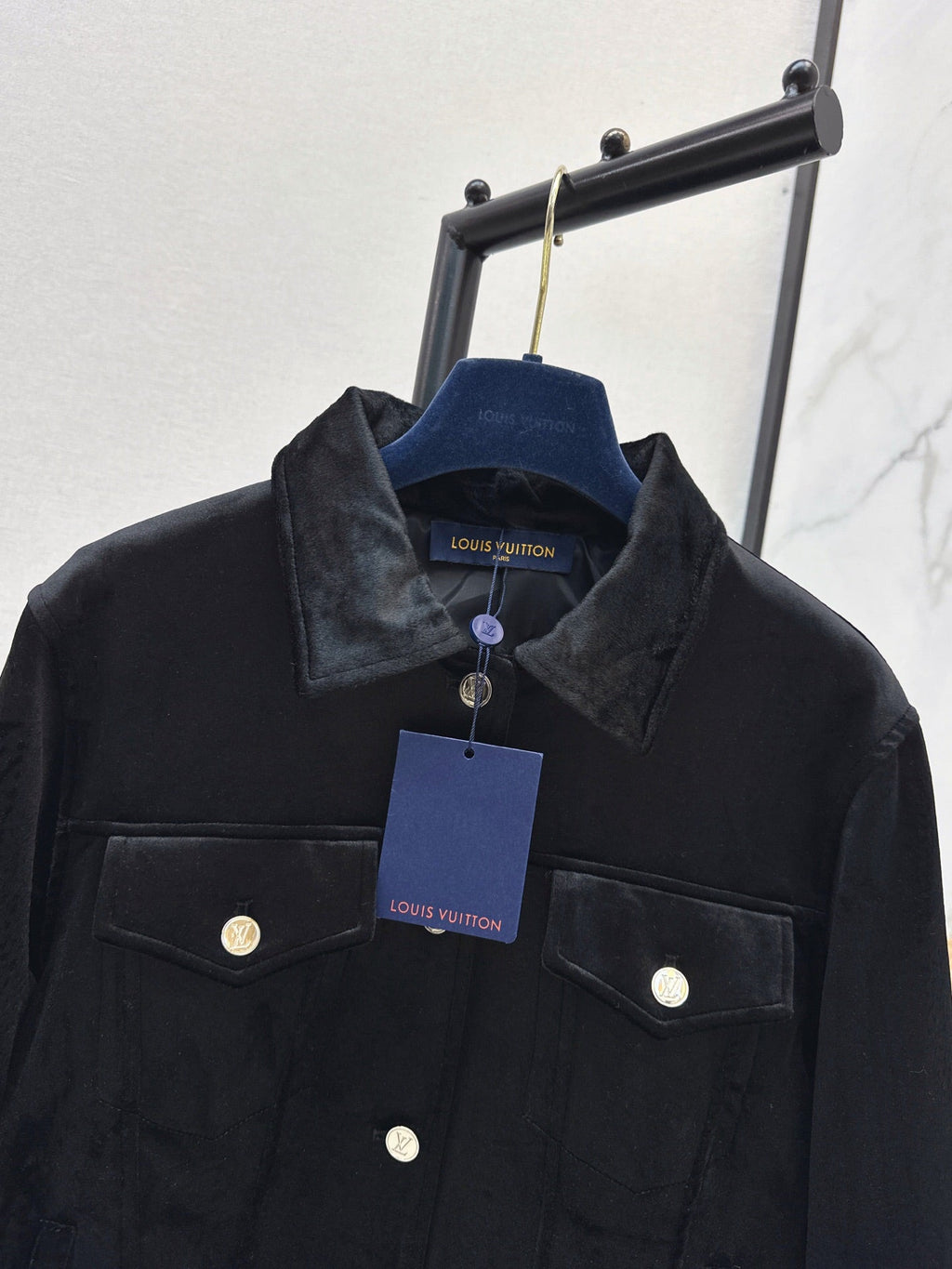 26Latest Autumn/Winter Jacket with Logo-Print Lining and Fold-Over Collar