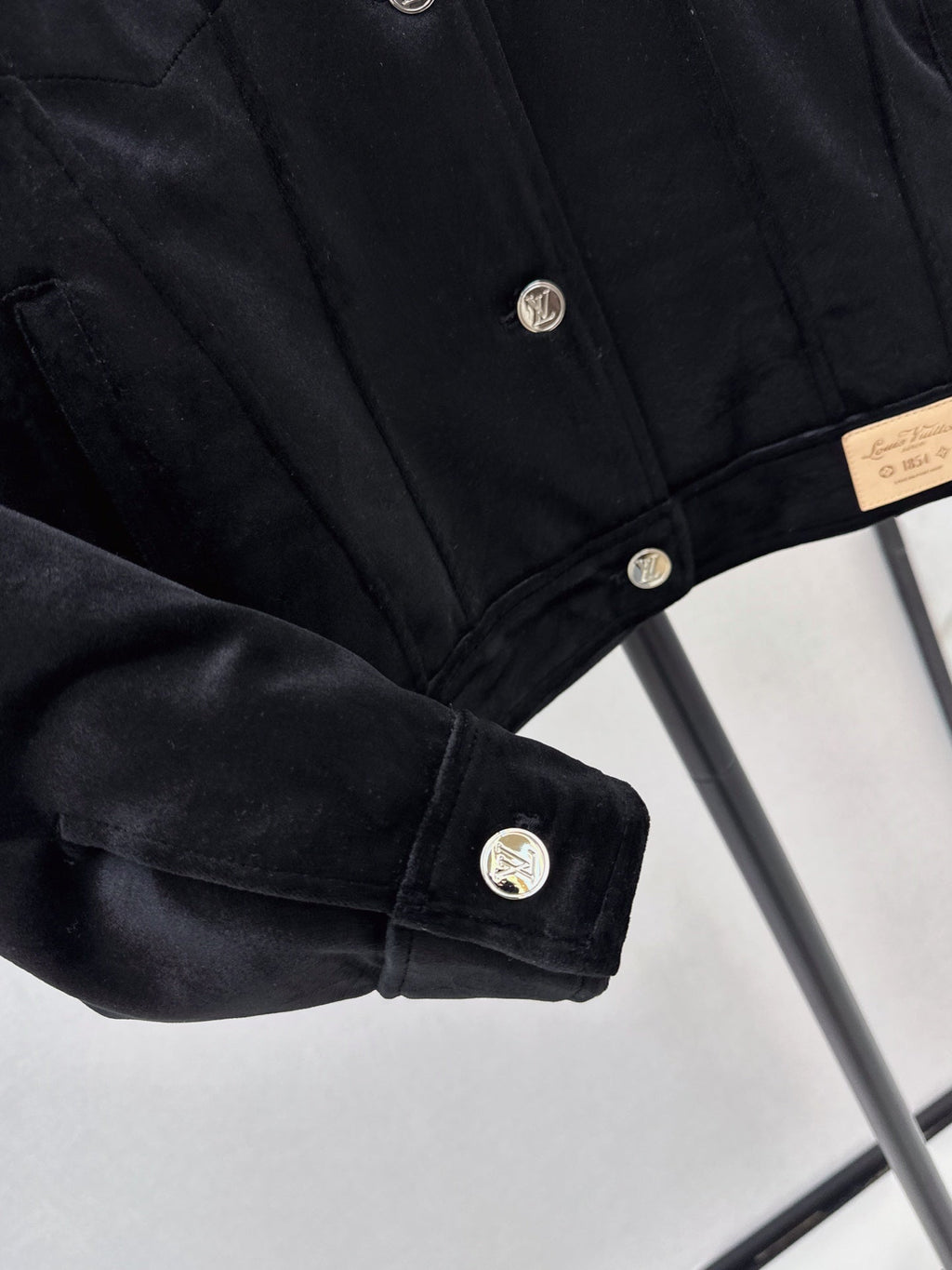 26Latest Autumn/Winter Jacket with Logo-Print Lining and Fold-Over Collar