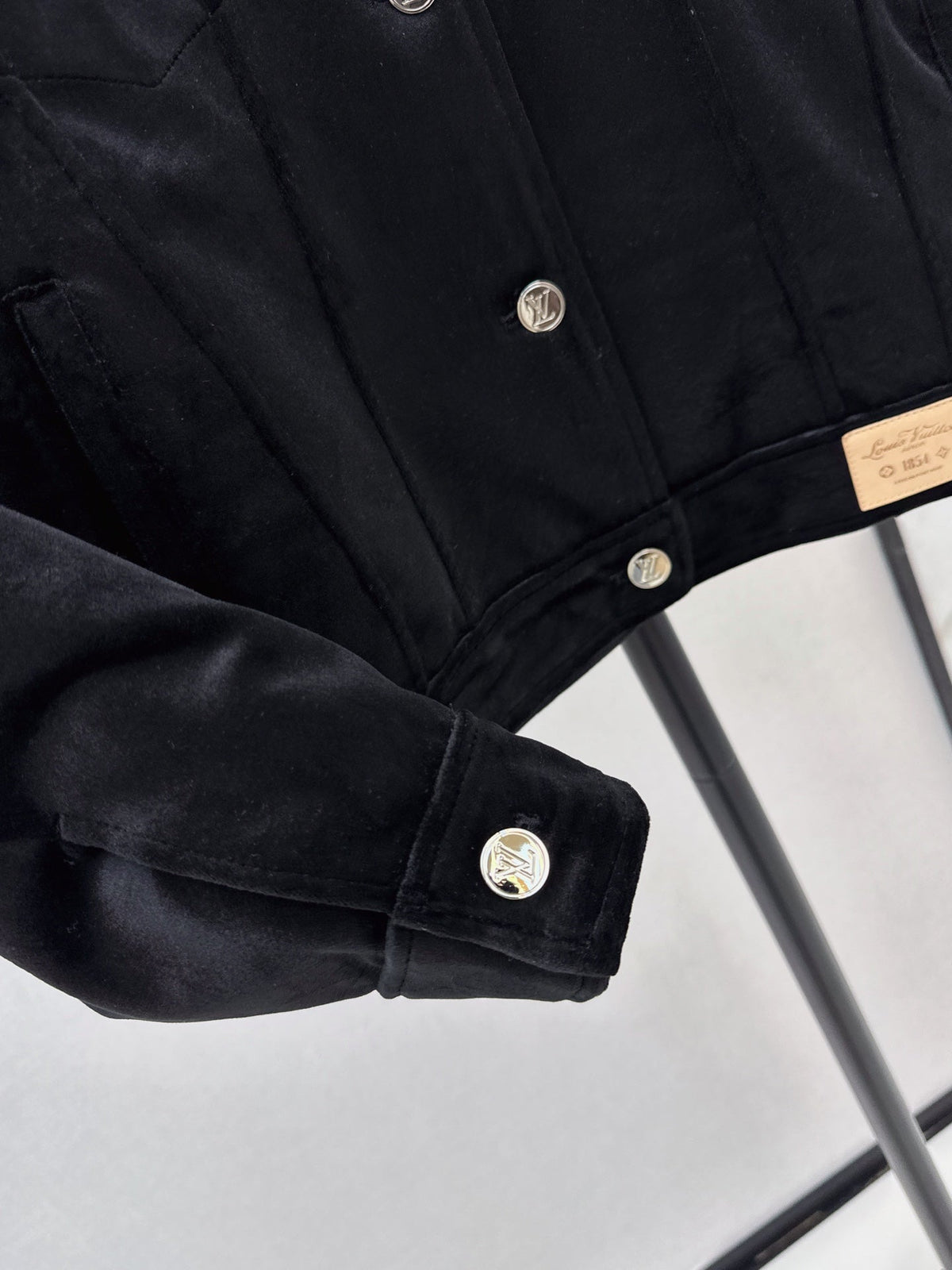 26Latest Autumn/Winter Jacket with Logo-Print Lining and Fold-Over Collar