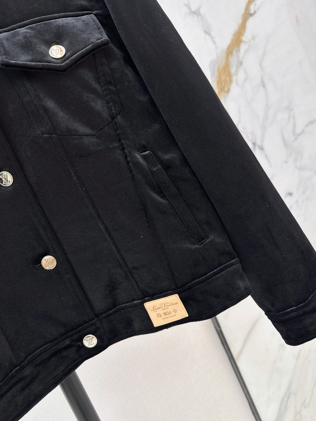 26Latest Autumn/Winter Jacket with Logo-Print Lining and Fold-Over Collar