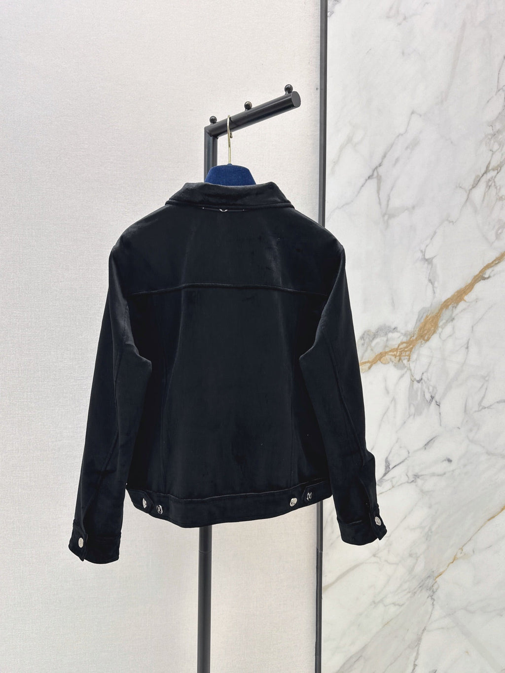 26Latest Autumn/Winter Jacket with Logo-Print Lining and Fold-Over Collar