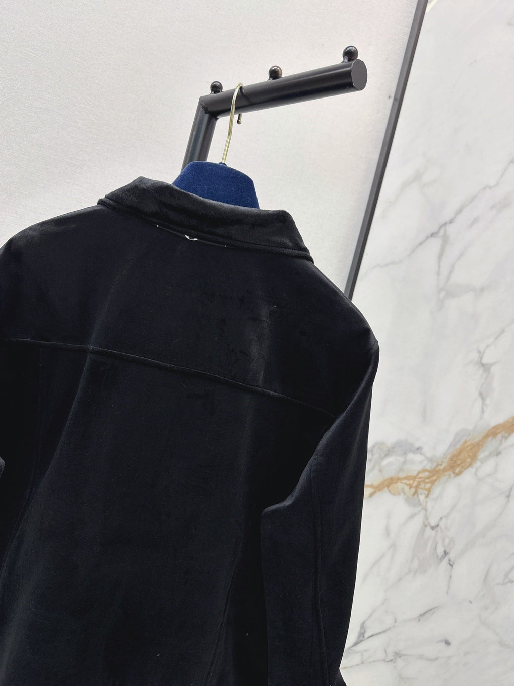 26Latest Autumn/Winter Jacket with Logo-Print Lining and Fold-Over Collar