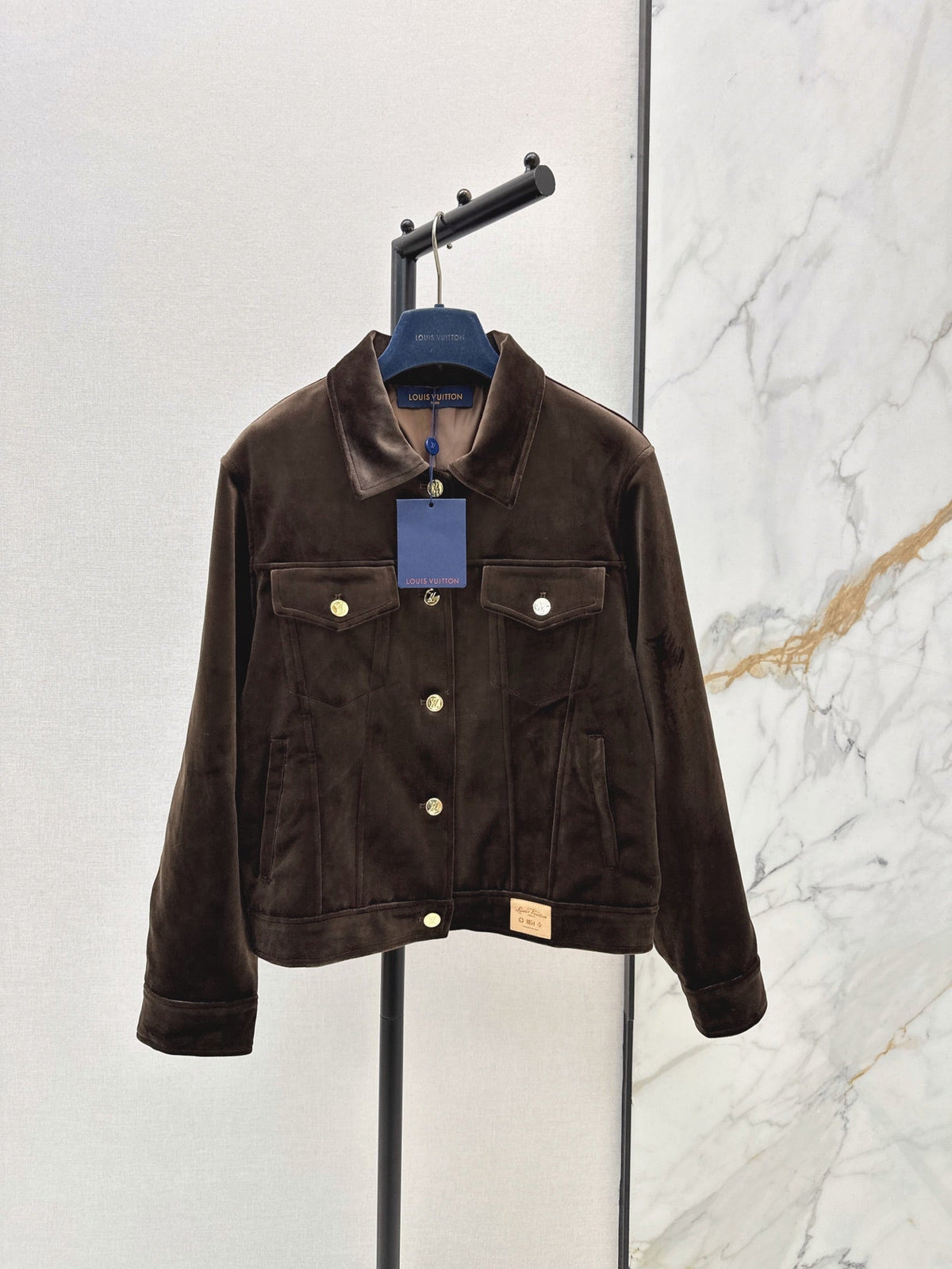 26Latest Autumn/Winter Jacket with Logo-Print Lining and Fold-Over Collar