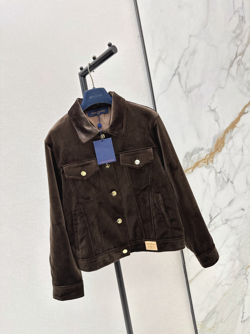 26Latest Autumn/Winter Jacket with Logo-Print Lining and Fold-Over Collar
