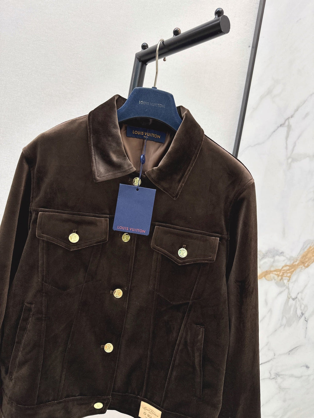 26Latest Autumn/Winter Jacket with Logo-Print Lining and Fold-Over Collar